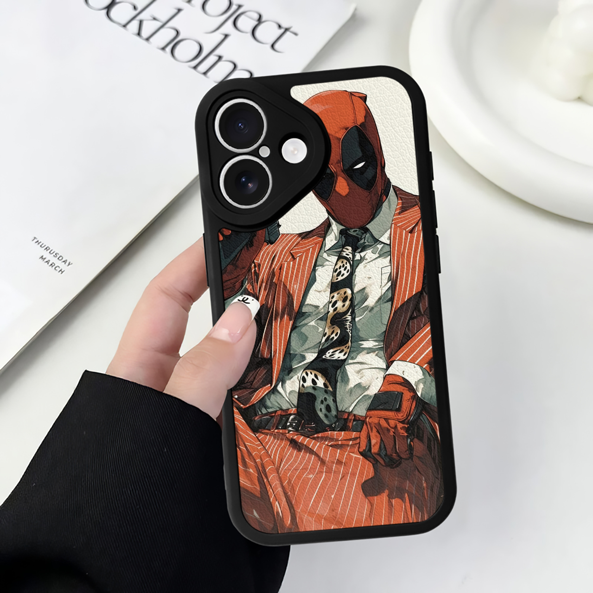 （画像用） Deadpool デッドプール 【iPhone 16シリーズ対応】シリコンスマホケース（レザー調） 材質：シリコン